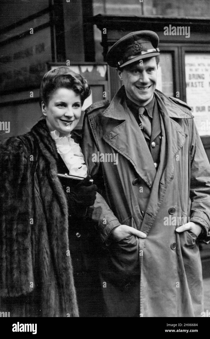 Diana Wynyard épouse la directrice du film -- la mariée et la mariée quittent Caxton Hall après la cérémonie. Mlle Diana Wynyard, la célèbre actrice, s'est mariée à Caxton Hall, Londres, au Capt Carol Reed de l'unité du film de l'Armée, qui a réalisé le film 'Kipps' dans lequel elle est apparue. 3 février 1943. Banque D'Images