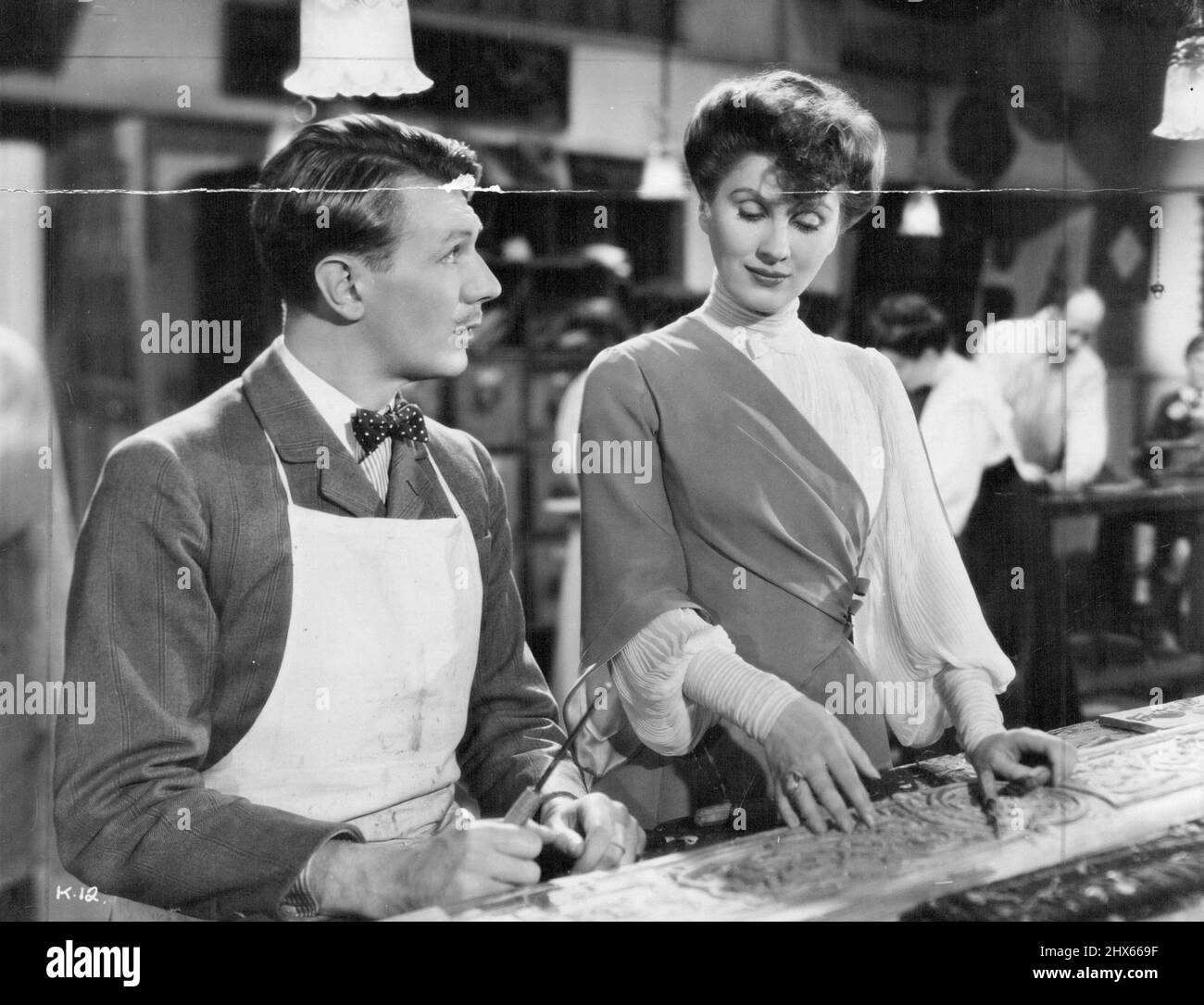 Diana Wynyard, Michael Redgrave dans une scène de la version de film de H.G. Puits 'Kipps' bientôt sorti par G.B.D. 9 octobre 1947. (Photo par Wireless Weekly) Banque D'Images