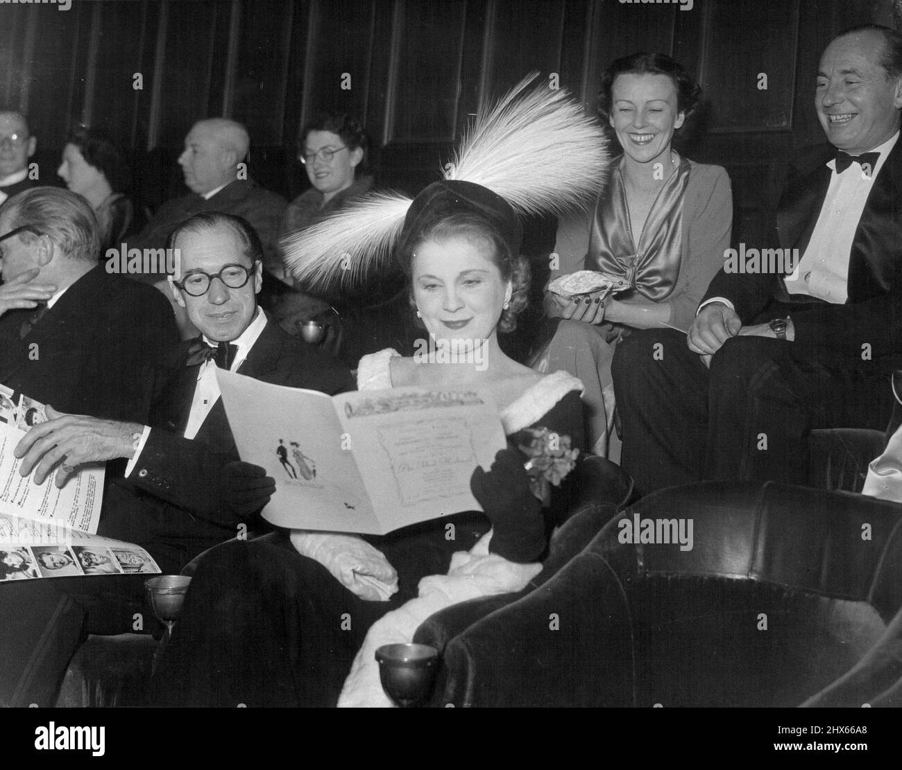 Première de «un mari idéal» au Carlton, Haymarket -- Diana Wynyard, et M. Richard Addinsell. 13 novembre 1947. (Photo de L.N.A.) Banque D'Images
