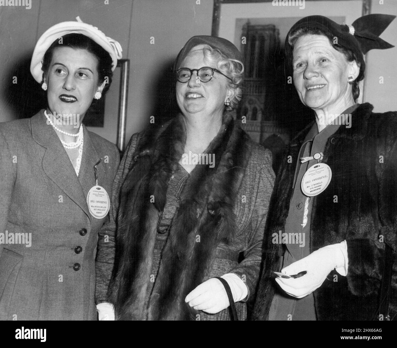 Mlle Beatrice Wines-Miller (Hobart) avec Mlle Beatrice Wines (Sydney), présidente du Business and Professional Women's Club, Et Mme C. Nicholls (Melbourne) à la réception civique donnée hier par le maire Lord, Alderman P. D. Hills, à la mairie pour les délégués à la conférence de la fédération, qui se tient maintenant à Sydney. 12 septembre 1955. (Photo de Bert Power/Fairfax Media) Banque D'Images