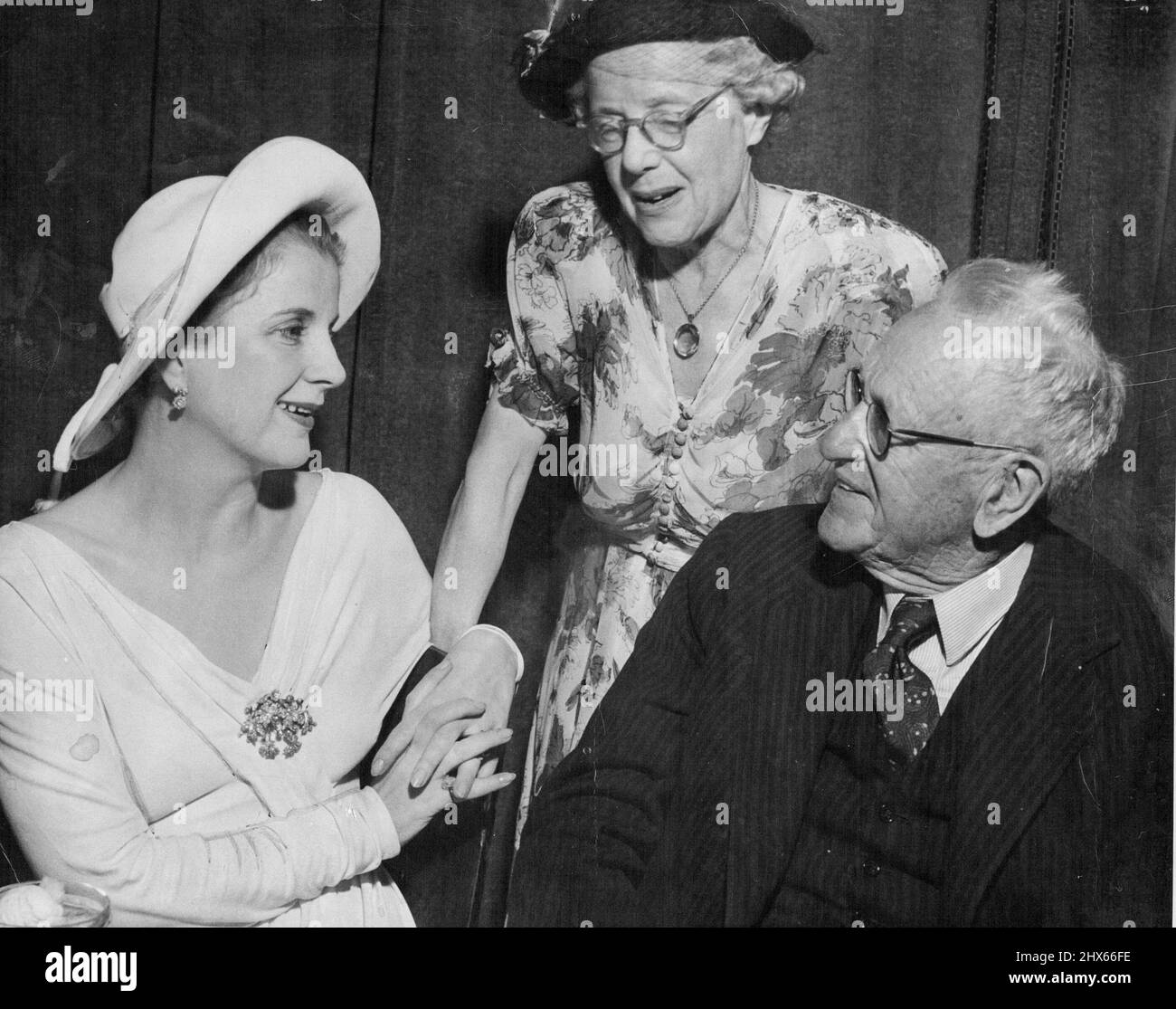 Diana Wynyard, célèbre actrice britannique, parle avec ***** Richard Windeyer KC (président par intérim) et Mlle Wildesley (Hon. Sec.) au déjeuner donné par la ***** Ligue au Trocadéro aux membres de ***** Du Stratford Memorial Theatre. 16 décembre 1949. Banque D'Images