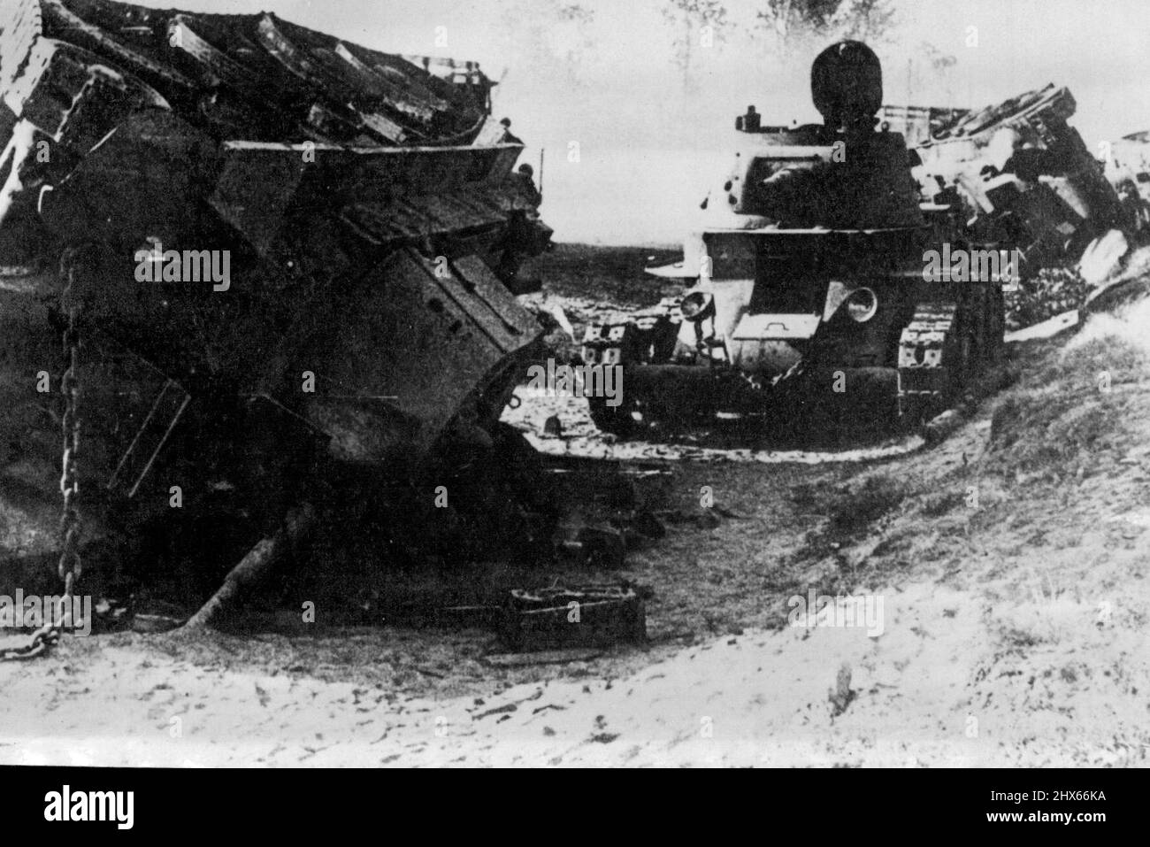 L'une des photos d'essai du front russe, fournie par une source allemande et atteignant Londres via l'Amérique, montre une ligne de chars soviétiques renversés lors des récentes batailles de fierge. Cette image illustre bien les pertes dévastatrices de réservoir qui doivent être drainer les approvisionnements des deux côtés. 11 octobre 1941. (Photo de Keystone). Banque D'Images