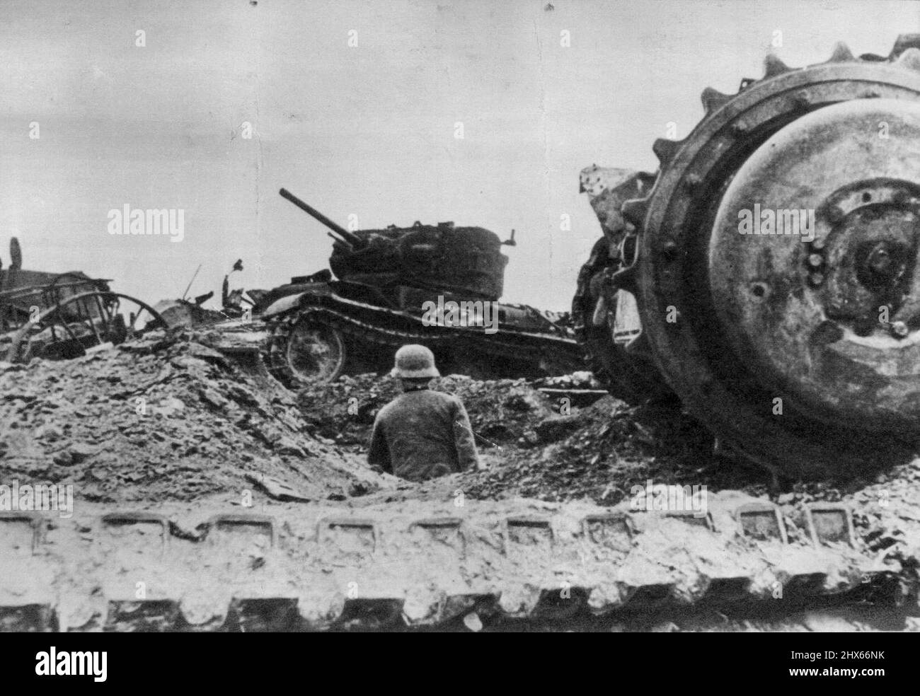 Équipement endommagé -- cette photo, reçue à Londres par des sources neutres, est décrite comme montrant un 'cimetière de réservoir' établi par les Allemands à Rzhev, point fort de l'axe sur le front central russe à l'ouest de Moscou. 7 janvier 1943. (Photo par AP Wirephoto). Banque D'Images