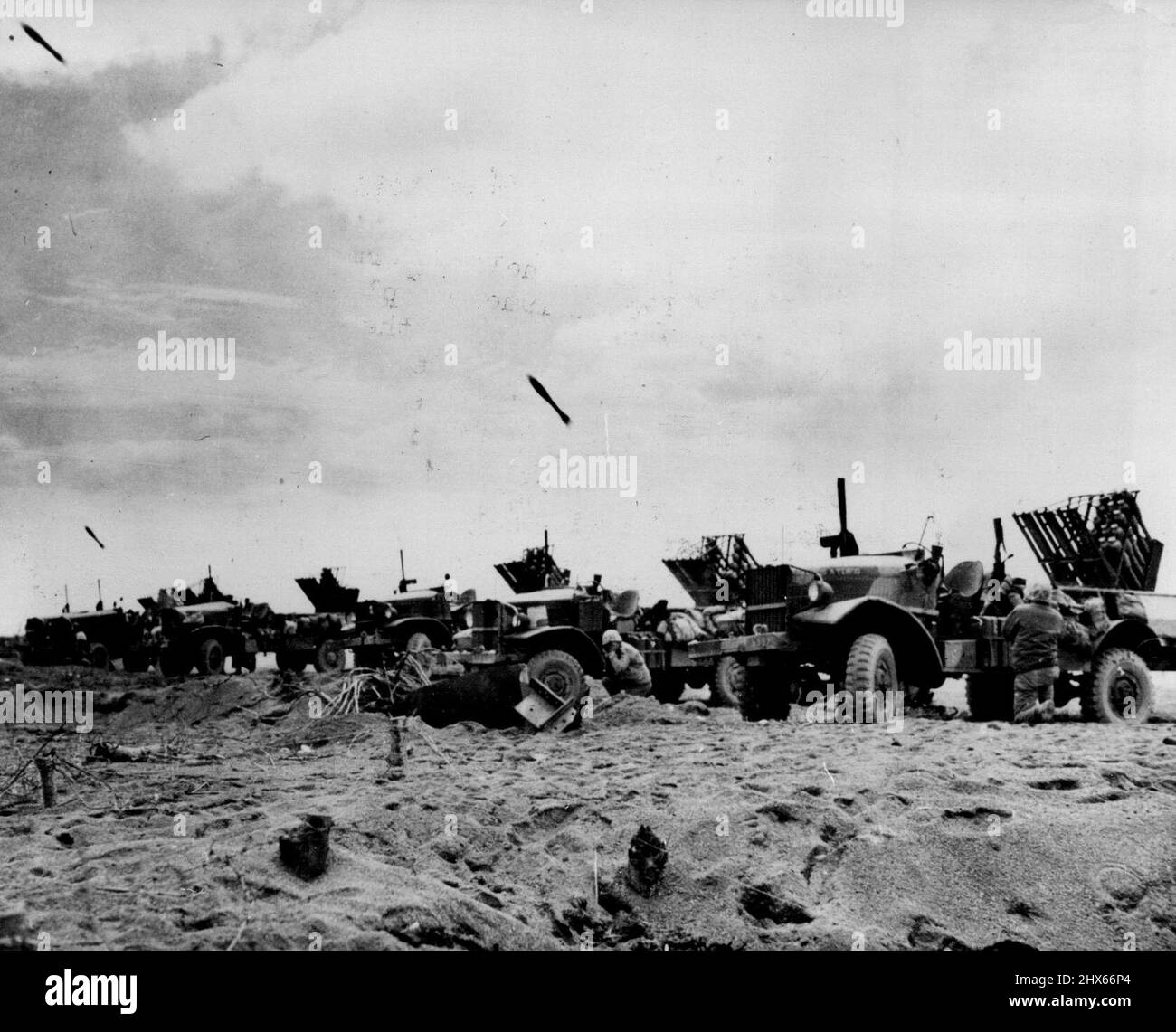 Tir de fusée -- frapper et exécuter le tir de fusée était l'ordre quand ces Marines de la Cinquième Division ont lâché un barrage sur Iwo Jima. Les Japonais ont aligné leurs propres roquettes et mortiers sur le feu marin et ont retourné un double barrage. Les Marines incendiaient un barrage puis monteraient à bord des camions de reconstruction sur lesquels les pistes de fusée étaient montées et modifiaient rapidement leur position. 7 mars 1945. (Photo par photo officielle du corps des Marines des États-Unis). Banque D'Images