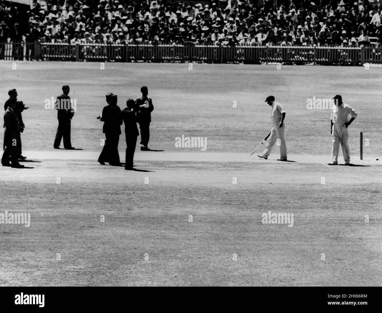 Quatrième test - Adelaide Oval. Bradman. 4 février 1947. (Photo par News & Mail Photograph). Banque D'Images