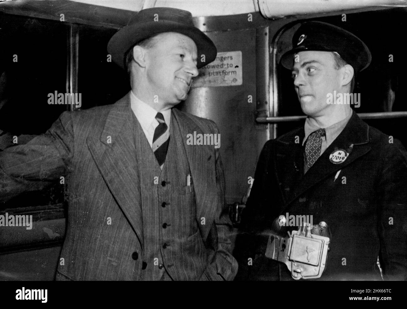 Qu'a dit Bradman au conducteur de bus ? Le chef d'orchestre semblait réveillé par l'arrivée du capitaine des essais australiens en tant que passager le lendemain de l'arrivée de l'équipe à Londres. Les Australiens commencent leur premier match de la tournée aujourd'hui. 28 avril 1948. Banque D'Images