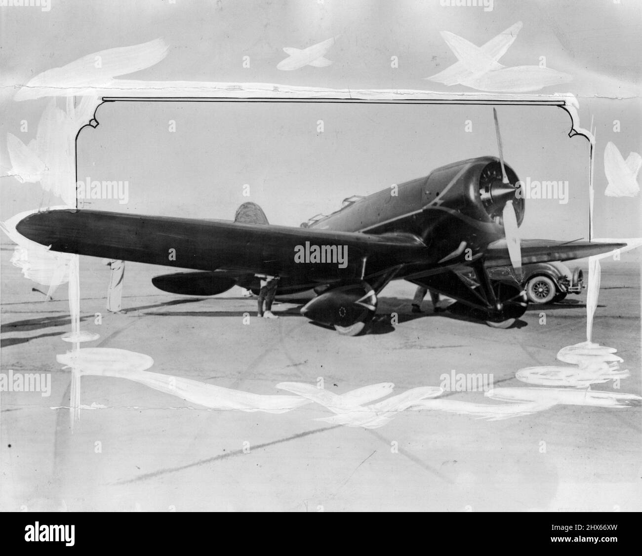 L'élégant nouvel Airbird de Lindy -- l'avion de Charles A. Lindbergh à l'allure élancée Lockheed Vega qui a travaillé efficacement dans les tests quand il a été pris en altitude pour la première fois. Le monoplan à voilure basse s'est éloigné brusquement malgré sa taille et a passé son test sans le moindre signe de problème. 21 novembre 1929. (Photo par International Newsreel photo). Banque D'Images