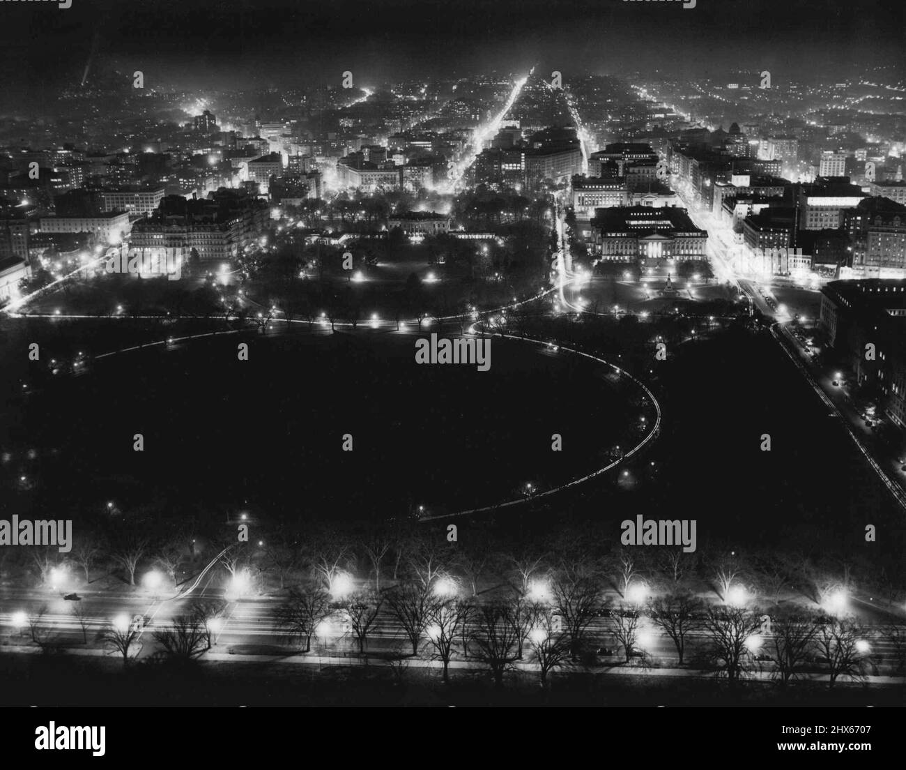 La Maison Blanche -- phares de voiture et les lumières de rue de l'Ellipse d'un bracelet délicat de lumière dans l'obscurité au sud de la Maison Blanche, qui peut être vu juste au-dessus du centre de la photo. 12 décembre 1941. (Photo d'Acme). Banque D'Images