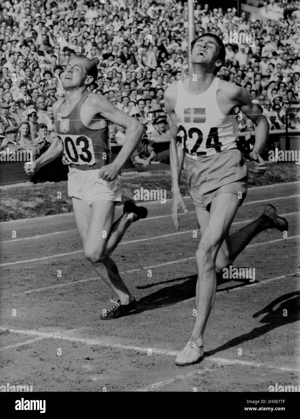 Swede gagne la chaleur 2 de 5000 mètres -- E. Ahlden (224) de Suède, marque une victoire rapprochée sur Emil Zatopek (203) de Tchécoslovaquie dans la chaleur 2 de la course de 5000 mètres des Jeux Olympiques de 1948 au stade Wembley, Londres, aujourd'hui, juillet 31. Temps du gagnant : 14 min. 34,2 secondes. Ces deux modèles sont admissibles à la V.I. Makela (Finlande) et M. Stokken (Norvège), dont aucun des deux n'est photographié, pour contester la finale de l'événement le lundi 2 août. 17 août 1948. (Photo par photo de l'Association olympique de photo). Banque D'Images