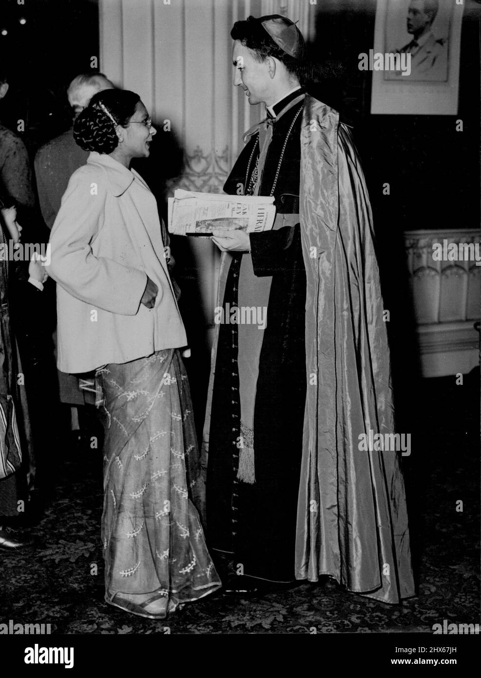 Garden Party au St. Mary's College, Strawberry Hill, Twickenham, aujourd'hui. Le plus révérend Guildford Young, évêque de Canberra, Australie, photographié alors qu'il parle aujourd'hui avec un visiteur au St. Mary's College... il est le plus jeune évêque 30 septembre 1950. (Photo de Paul Popper Ltd.). Banque D'Images