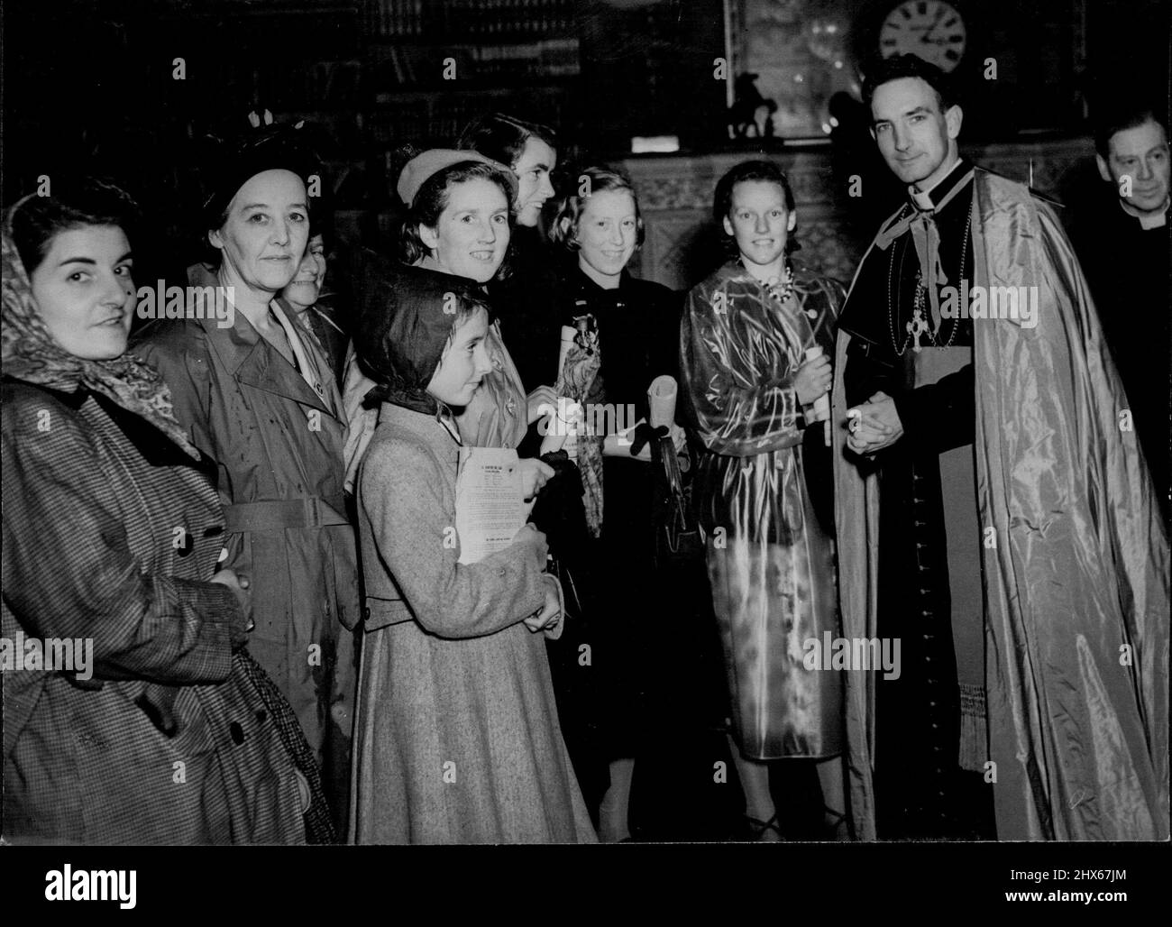 Congrès du centenaire catholique Garden Party au St. Mary's College, Strawberry Hill, Twickenham, aujourd'hui. Le plus révérend Guildford Young, évêque de Canberra, Australie, photographié alors qu'il parle aujourd'hui avec un visiteur au St. Mary's College... il est le plus jeune évêque... 30 septembre 1950. (Photo de Paul Popper Ltd.). Banque D'Images