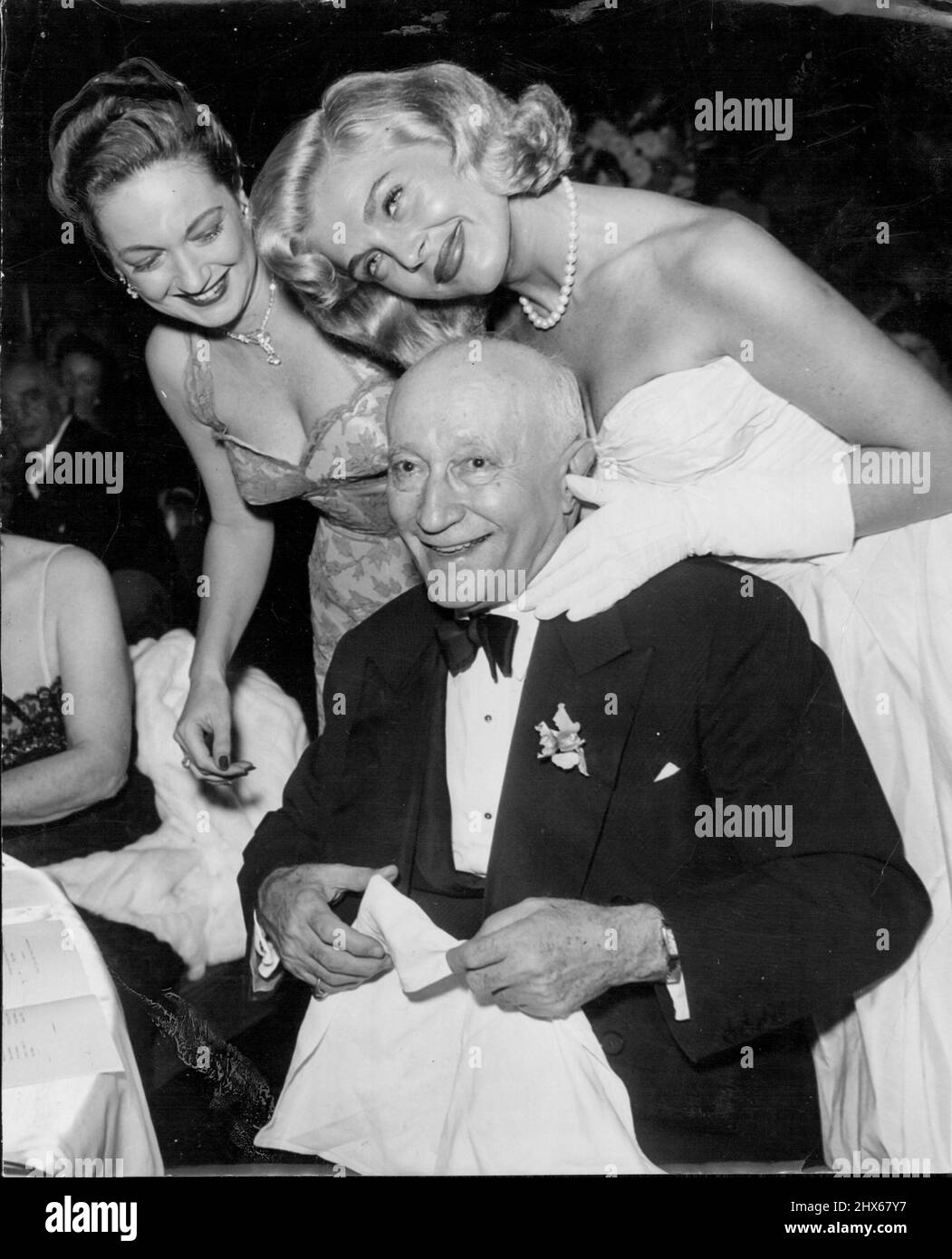 Dorothy Lamour et Lizabeth Scott se joignent à lui pour féliciter Zukor lors de sa fête d'anniversaire de 80th au Waldorf-Astoria, New York, le 4 mars 1953. 20 mars 1953. Banque D'Images