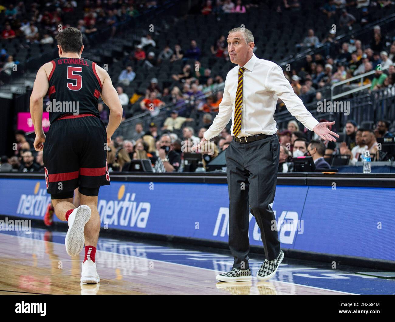 09 2022 mars Las Vegas, NV, États-Unis CORRECTION DE LÉGENDE : l'entraîneur-chef de l'État d'Arizona Bobby Hurley réagit à un appel d'arbitre lors du tournoi de basketball masculin NCAA Pac 12 du premier tour entre le Cardinal de Stanford et les Sun Devils de l'État d'Arizona. Stanford a battu ASU 71-70 à T Mobile Arena Las Vegas, NV. Thurman James/CSM Banque D'Images