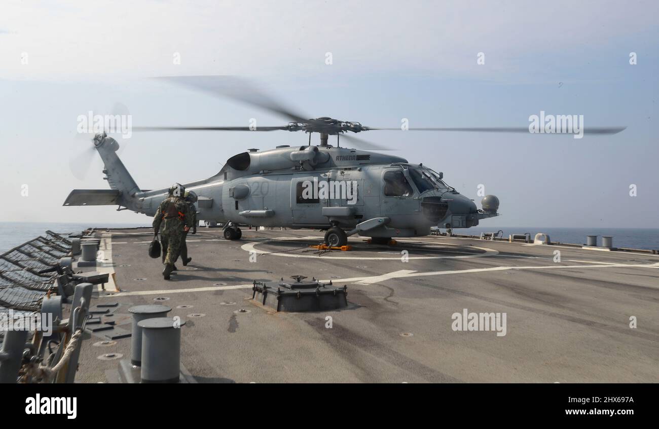 OCÉAN INDIEN (3 mars 2022) Cmdr. David Catterall, commandant du destroyer de missiles guidés de classe Arleigh Burke USS Fitzgerald (DDG 62), se prépare à monter à bord d'un Sea Hawk MH-60R australien pour un compte-rendu de fin d'exercice avec la Marine indienne. L'exercice Milan 2022 est un exercice multilatéral biennal organisé par la Marine indienne auquel les États-Unis participent pour la première fois. L’exercice de cette année est axé sur l’amélioration de l’interaction professionnelle entre les marines professionnelles et l’acquisition d’une expérience dans les opérations multilatérales de force en mer. (É.-U. Photo de la marine par Spécialiste des communications de masse 3rd Banque D'Images