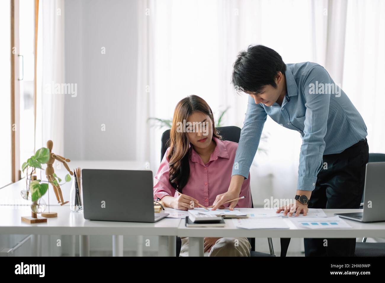 Réunion de conseillers d'affaires asiatiques pour analyser et discuter de la situation sur le rapport financier dans la salle de réunion. Concept de financement des investissements Banque D'Images