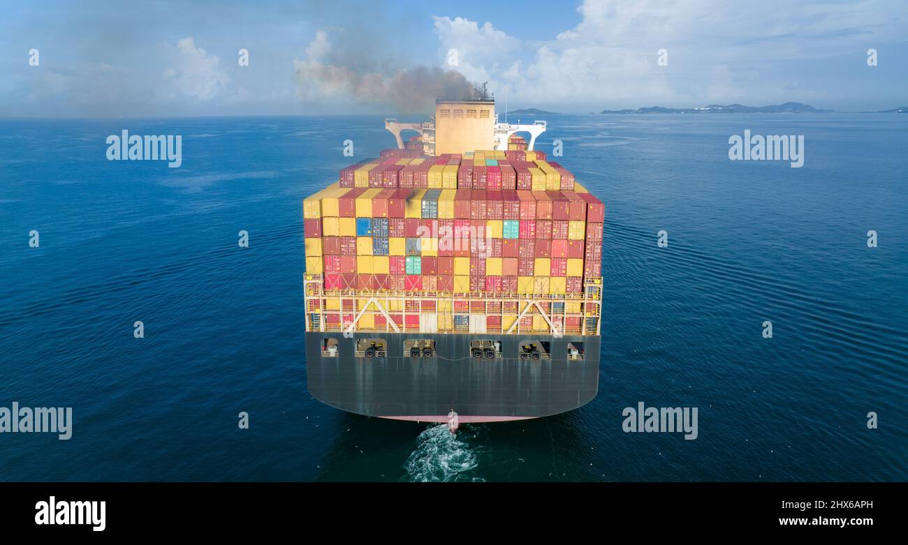 Stern de gros navire de cargaison avec la fumée des émissions de gaz d'échappement du navire de cargaison de lagre, Marine diesel enginse gaz d'échappement de la combustion. Banque D'Images