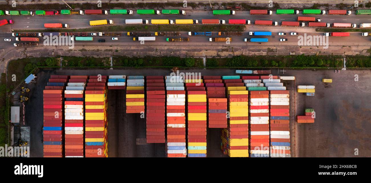 Chaîne d'approvisionnement multiple travaux de camions concept d'expédition et de transport logistique et transport, camion sur la route près du port de cour de cargaison. Banque D'Images