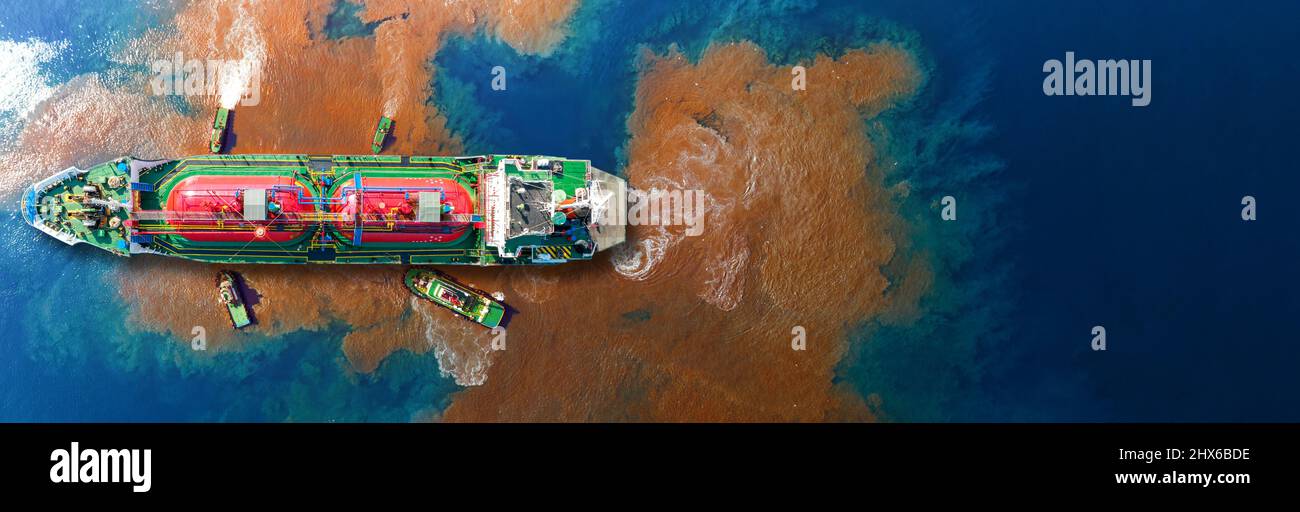 Fuite d'huile du navire , pollution par déversement d'hydrocarbures surface d'eau polluée. Pollution de l'eau résultant des activités humaines. Contamination chimique industrielle. o Banque D'Images