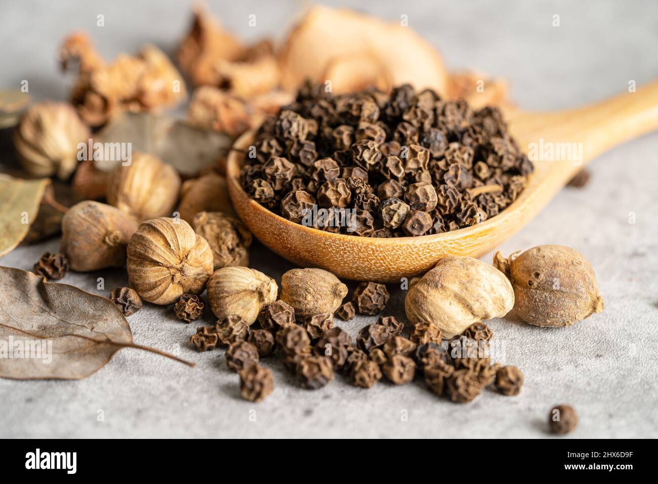 Poivre noir et cardamome de siam (Amomum krervanh Pierre), herbes d'épices séchées d'Asie pour la drogue et la cuisine thaïlandaise pour une bonne santé. Banque D'Images