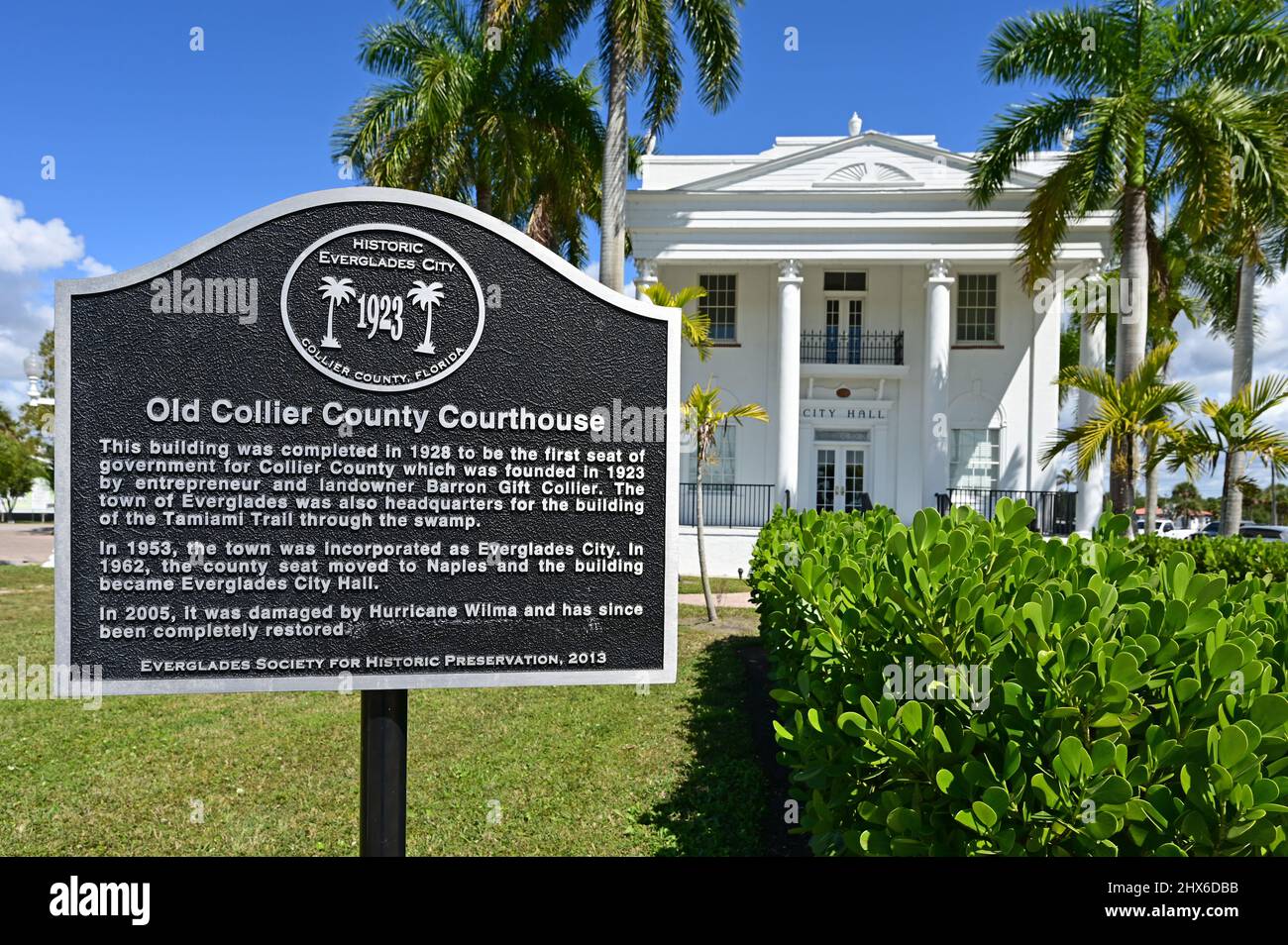 Le palais de justice du comté de Old collier et l'actuel hôtel de ville des Everglades à Everglades City, en Floride, le jour d'hiver ensoleillé. Banque D'Images