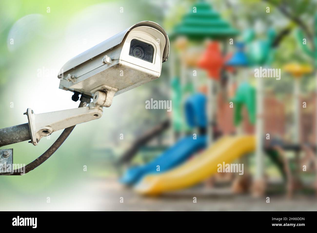 Caméra en circuit fermé CCTV, surveillance TV à l'école maternelle terrain  de jeu extérieur pour enfants, concept de système de sécurité Photo Stock -  Alamy