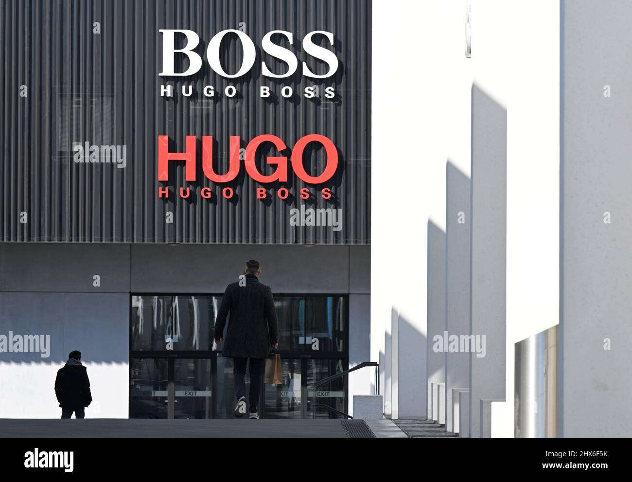 Metzingen, Allemagne. 08th mars 2022. Le logo du groupe de mode Hugo Boss, pris dans un magasin d'usine au siège de la compagnie à Metzingen. Le groupe de mode présentera ses chiffres pour l'année 2021 le 10 mars. Credit: Bernd Weißbrod/dpa/Alay Live News Banque D'Images