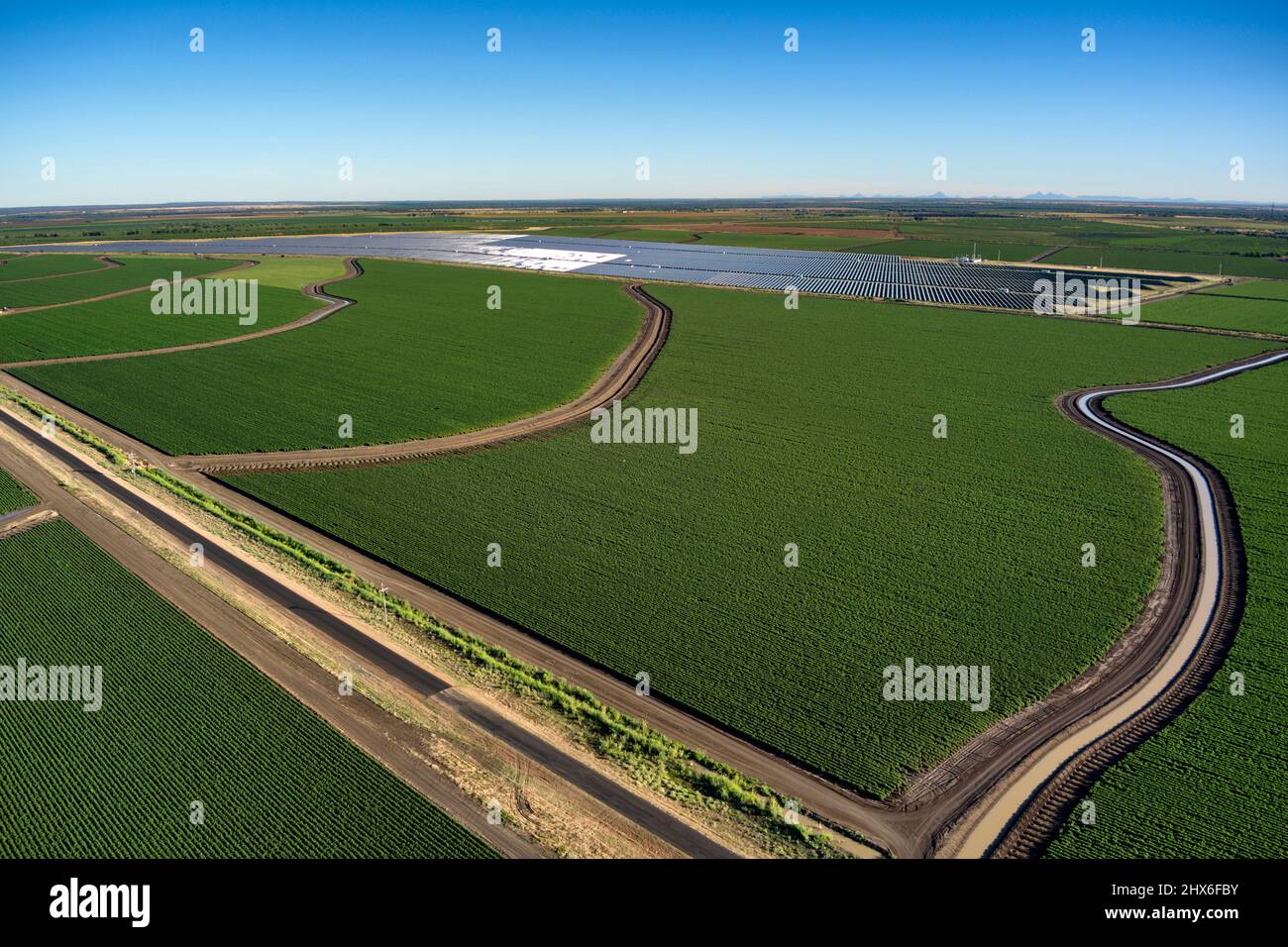 Vue aérienne des champs agricoles verdoyants de coton avec des routes sinueuses et des champs de coton irrigués par le plan d'eau et ferme solaire près d'Emerald Queensland Banque D'Images