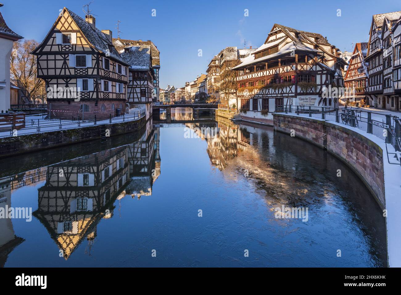 FRANCE, Alsace, Bas-Rhin (67), Strasbourg, Ill et Maison des Tanneurs dans le quartier de la petite France en hiver Banque D'Images