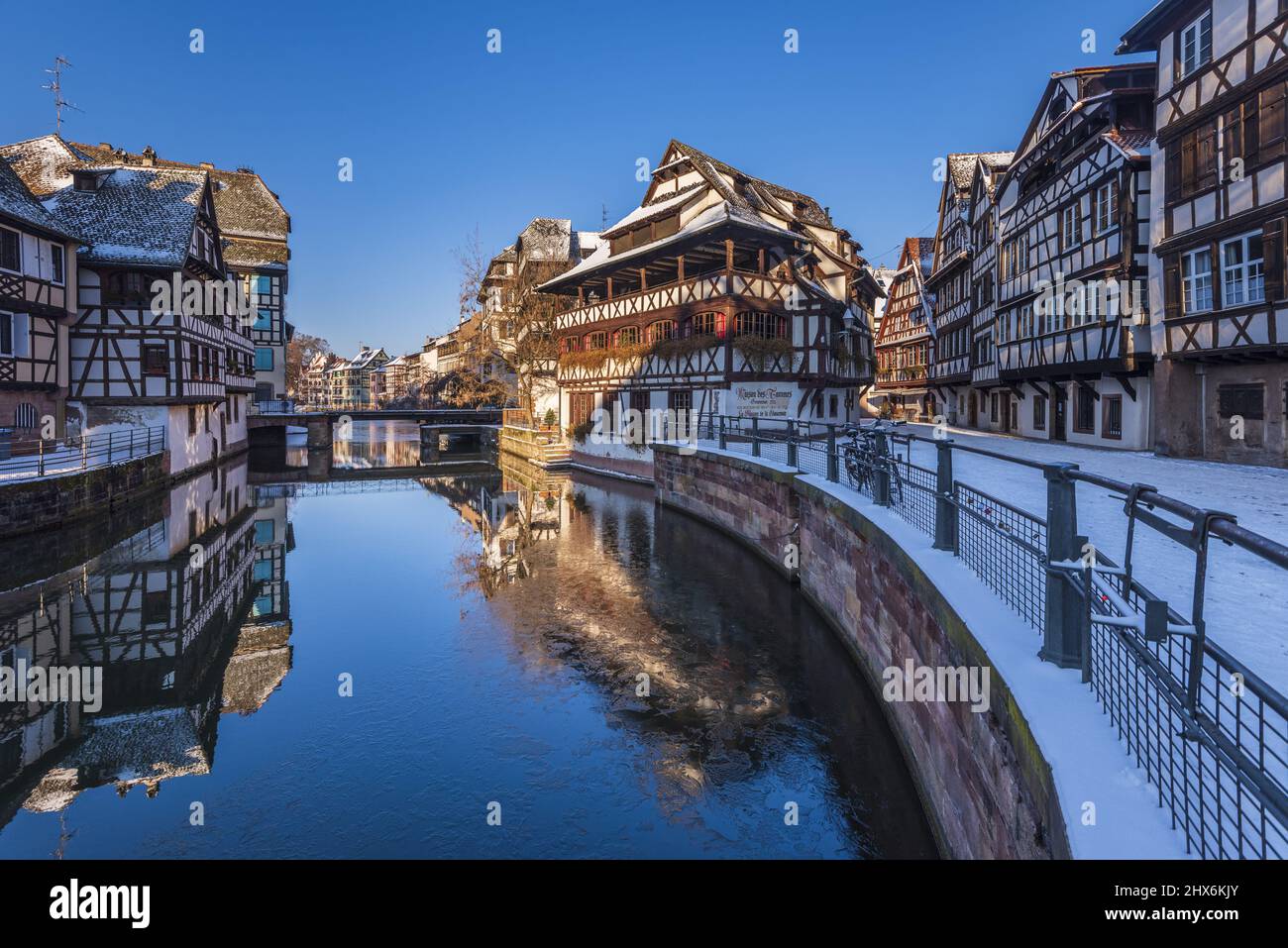 FRANCE, Alsace, Bas-Rhin (67), Strasbourg, Ill et Maison des Tanneurs dans le quartier de la petite France en hiver Banque D'Images