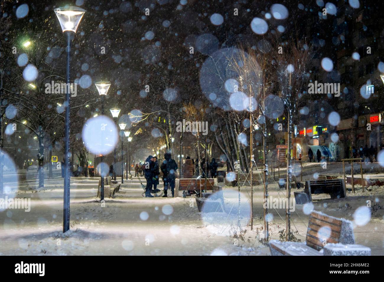 Vue sur la ville, lumières, chute de neige, nuit, rue, points bokeh Banque D'Images