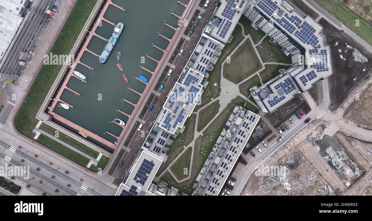 Images aériennes du site de construction de Zutphen. Vue en haut du bâtiment résidentiel moderne, des panneaux solaires et du port. Banque D'Images