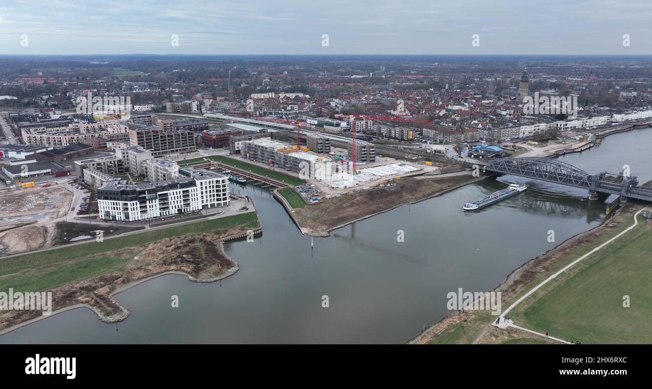 Images aériennes des appartements résidentiels modernes de Zutphen en en construction, site de construction. La rivière Ijsel et l'IJsselspoorbrug. Vue d'ensemble Banque D'Images
