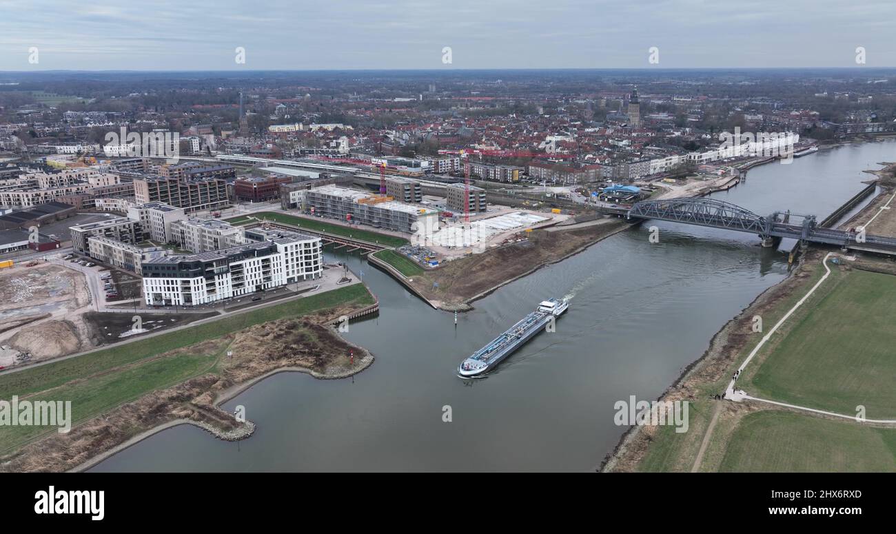 Images aériennes des appartements résidentiels modernes de Zutphen en en construction, site de construction. La rivière Ijsel et l'IJsselspoorbrug. Vue d'ensemble Banque D'Images