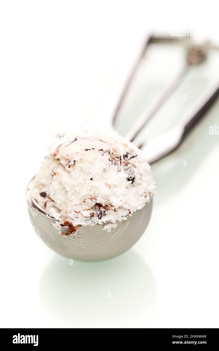 Une cuillère de crème glacée stracciatella isolée sur fond blanc Banque D'Images