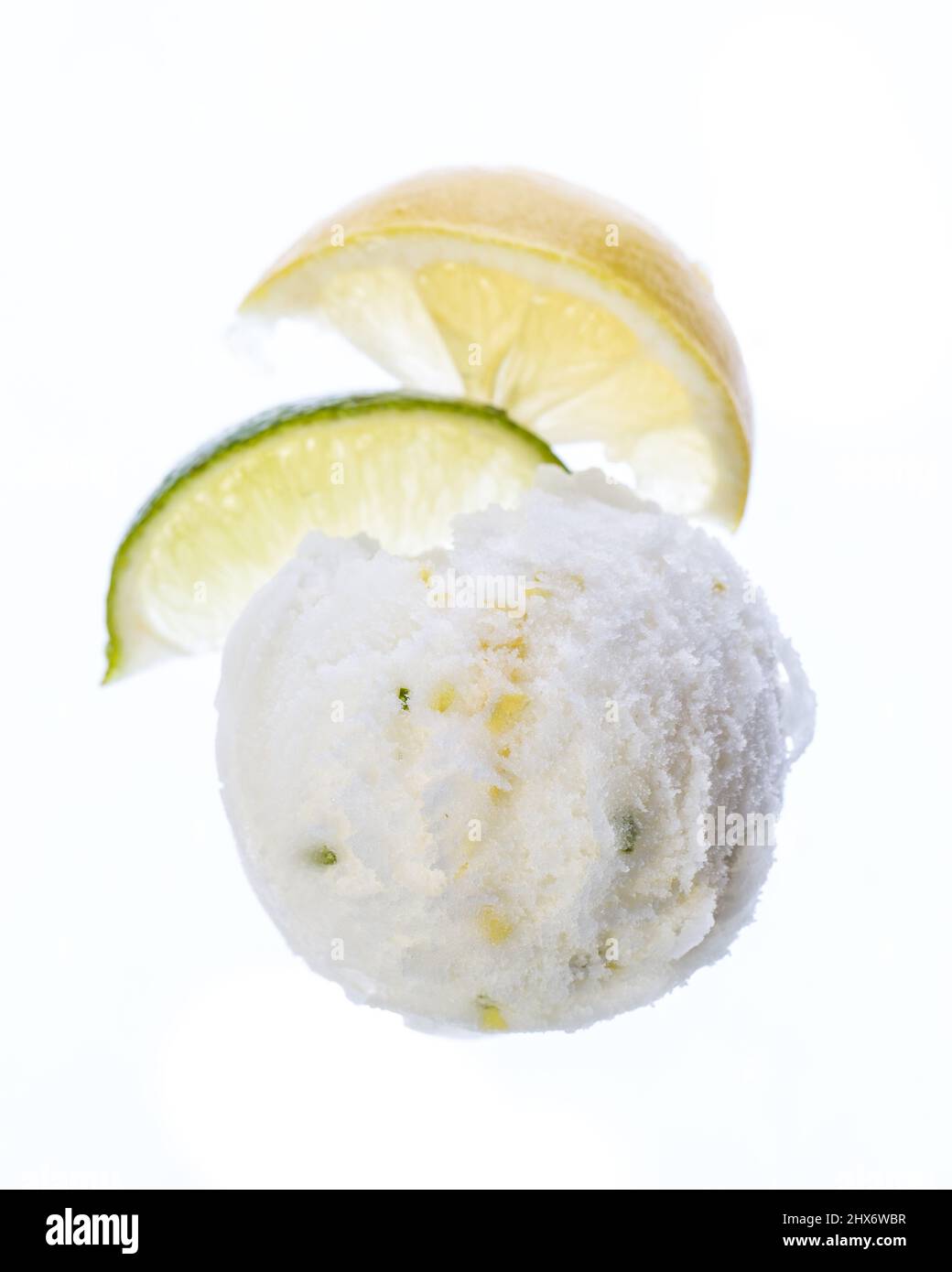 cuillère à crème glacée au citron isolée sur fond blanc Banque D'Images