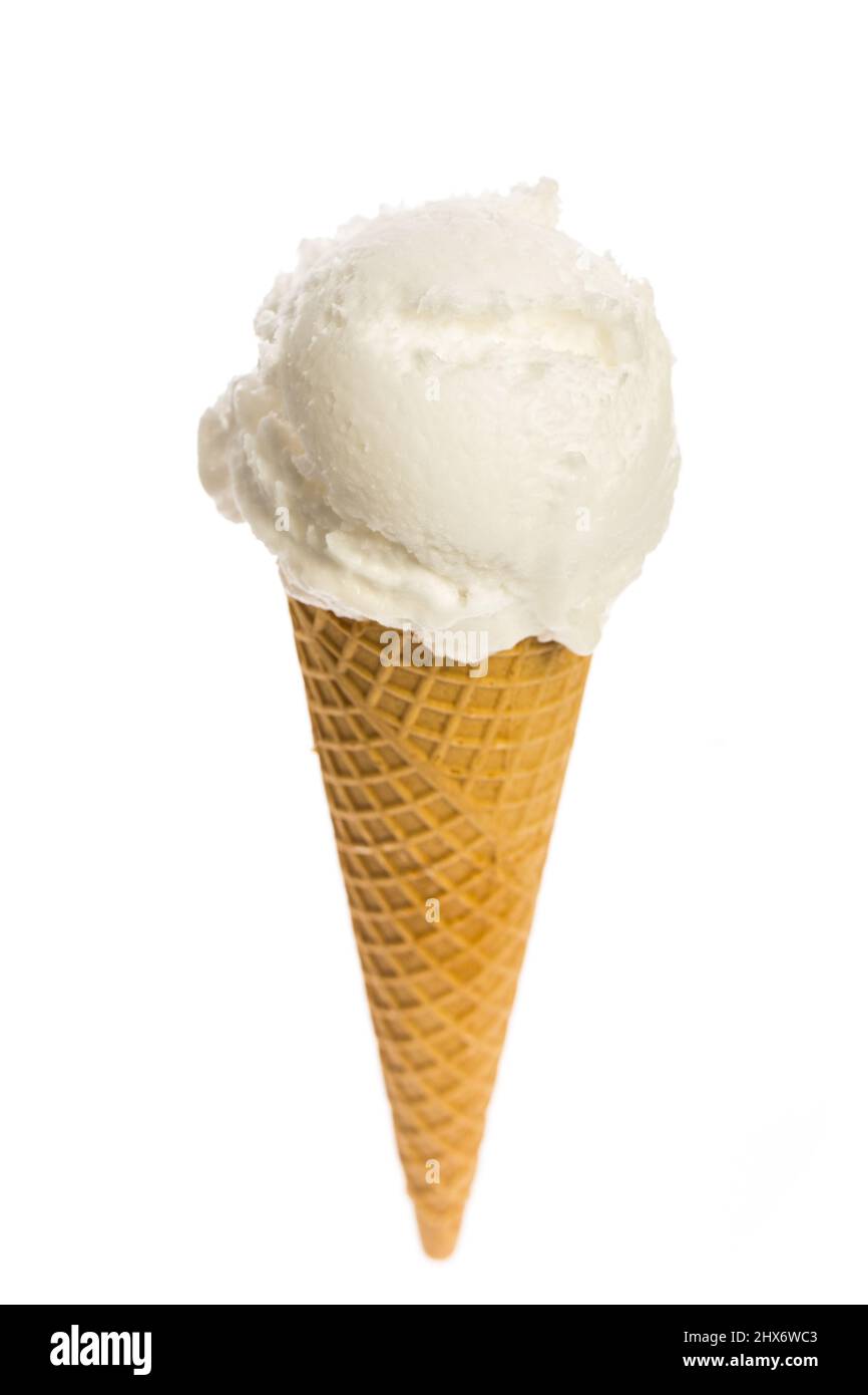 une seule cuillère à crème glacée au citron dans un cône isolé sur fond blanc Banque D'Images