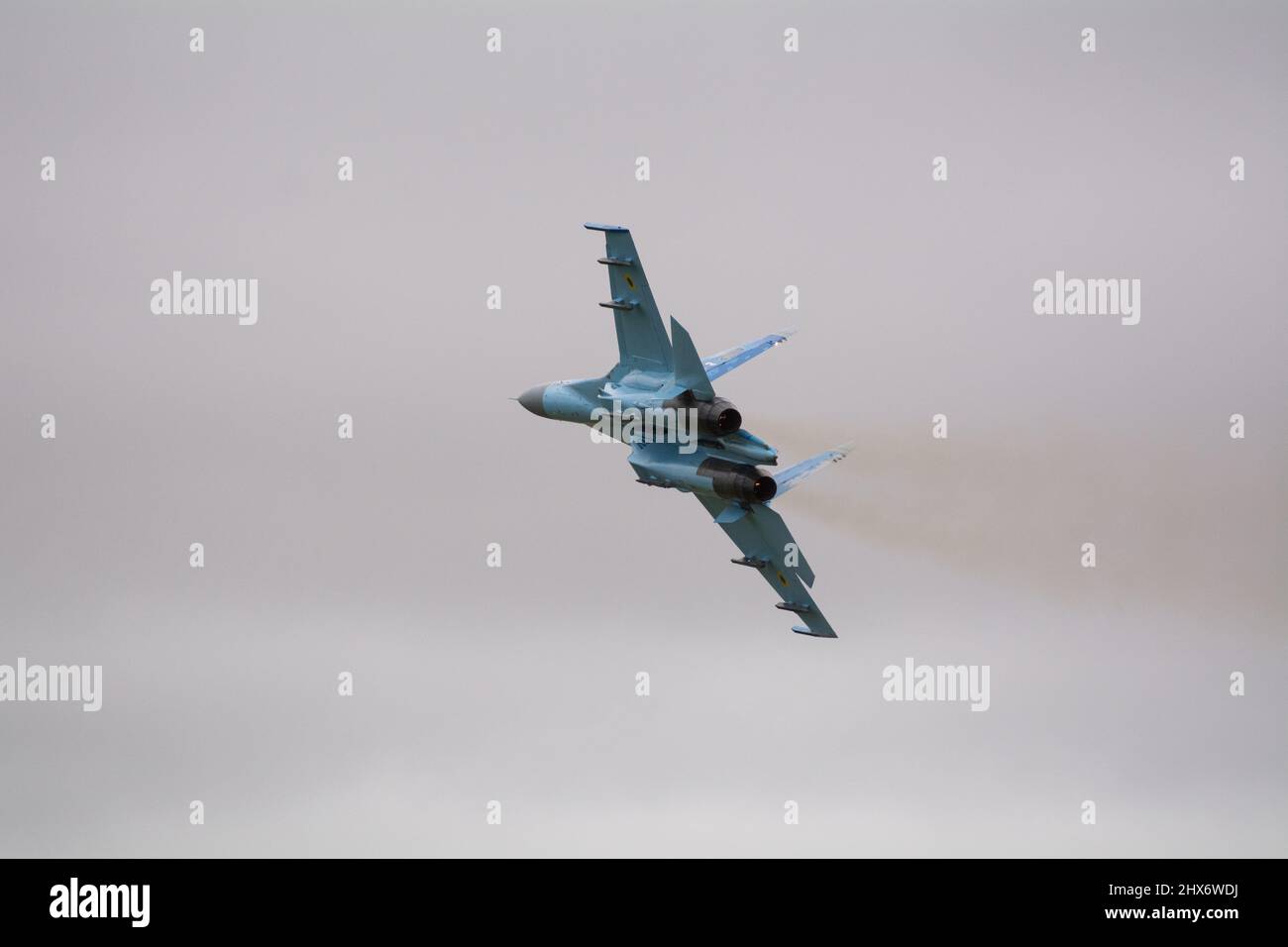 Ukrainian Air Force Sukhoi SU-27 avion de chasse bleu numérique à bord d'un avion volant à grande vitesse et affichant des manœuvres de combat au salon de l'aéronautique RIAT en 2017. Banque D'Images