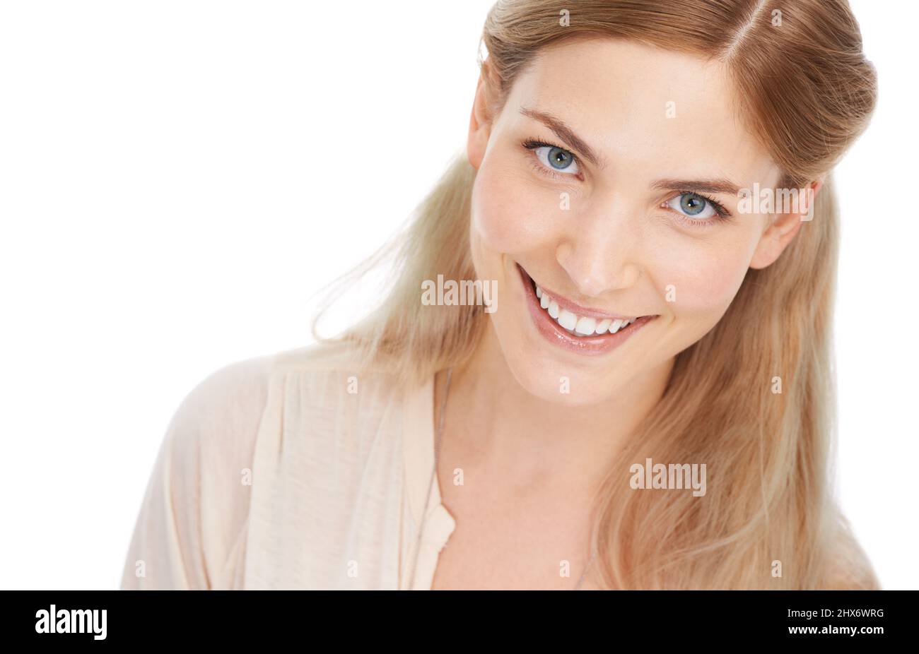 Shes a eu un esprit insouciant. Studio portrait d'une jeune femme attrayante isolée sur blanc. Banque D'Images