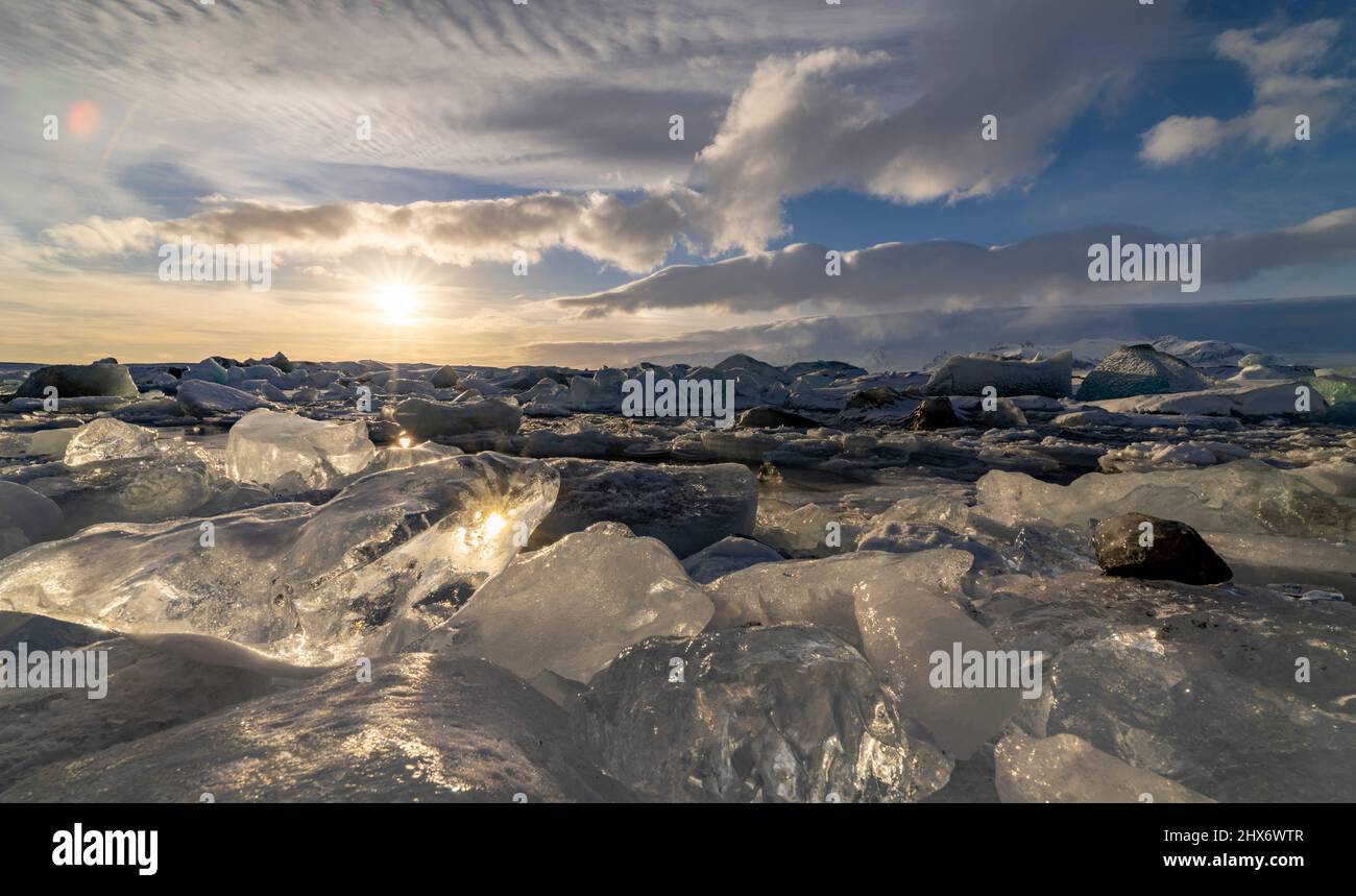 Icebergs dans la lagune glaciaire de Jokulsarlon, parc national de Vatanjokull, sud-est de l'Islande Banque D'Images