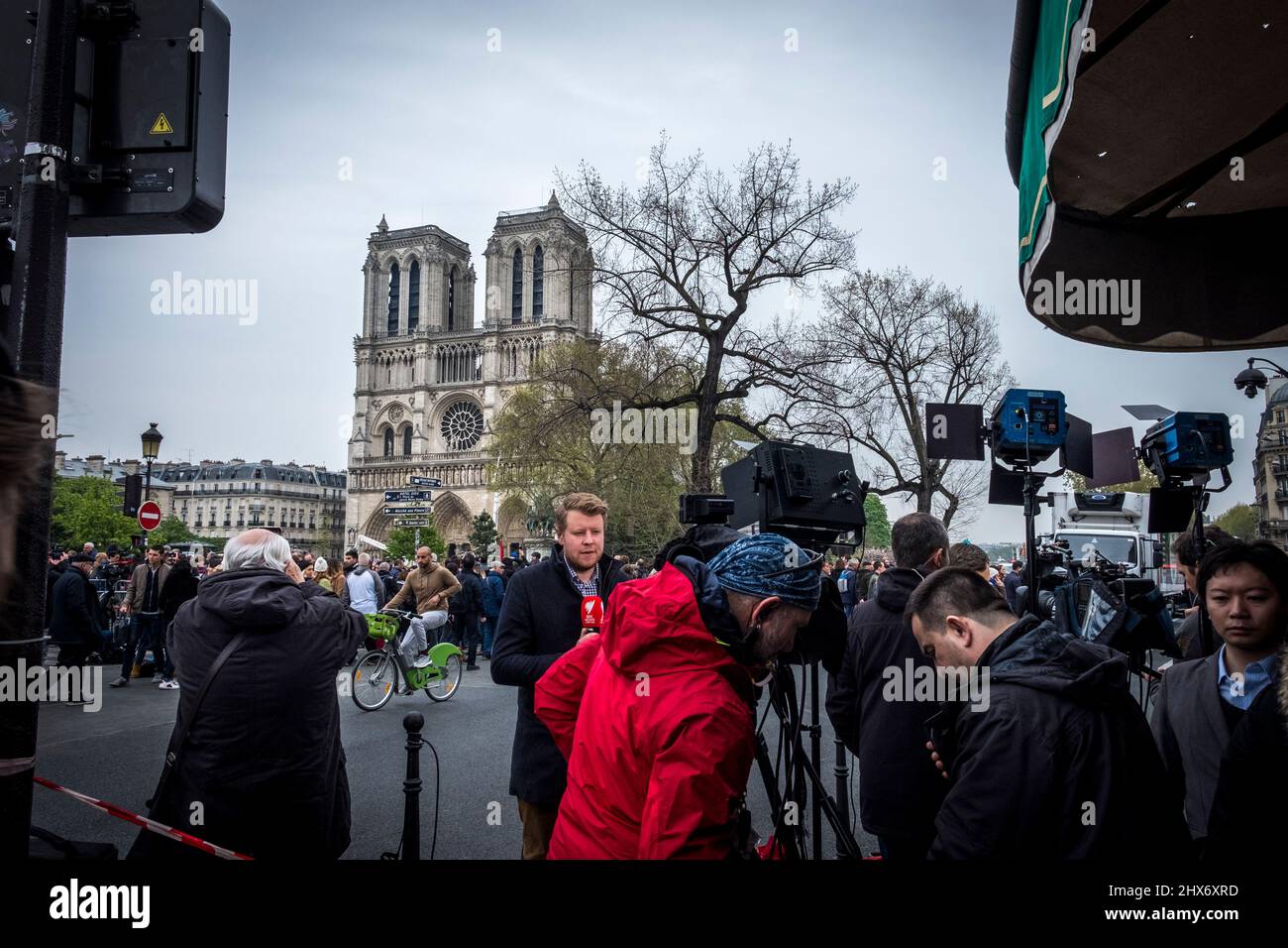 FRANCE. PARIS (4TH ARRONDISSEMENT). ILE DE LA CITÉ. LE LENDEMAIN DU FEU À LA CATHÉDRALE NOTRE-DAME DE PARIS, LE 16 AVRIL 2019. MÉDIAS ÉTRANGERS ET CORRESPONDE Banque D'Images