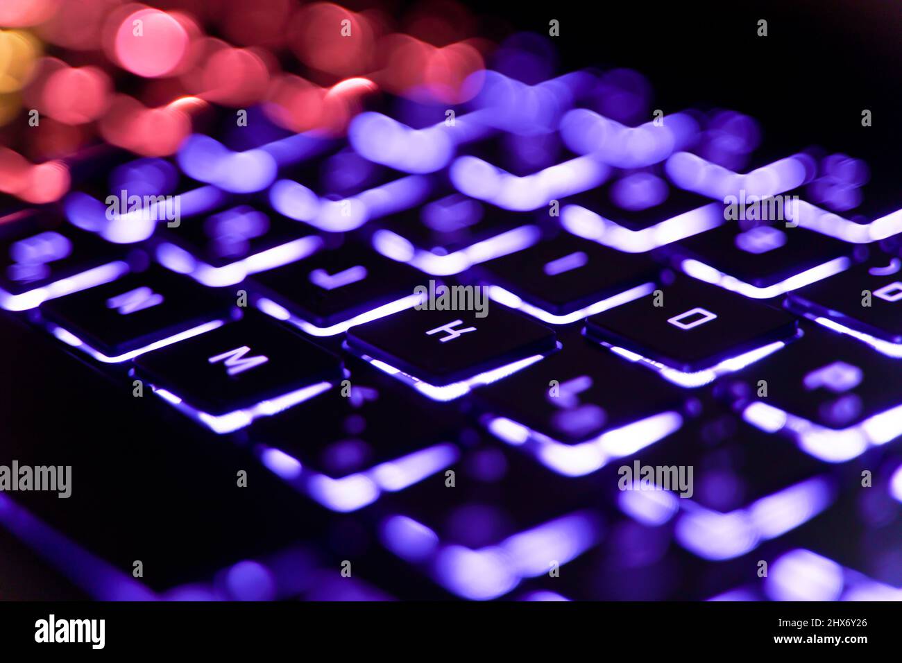 Clavier d'ordinateur Neon avec rétroéclairage couleur. Jeux vidéo informatiques, piratage, technologie, Internet concept. Mise au point sélectionnée. Photo de haute qualité Banque D'Images