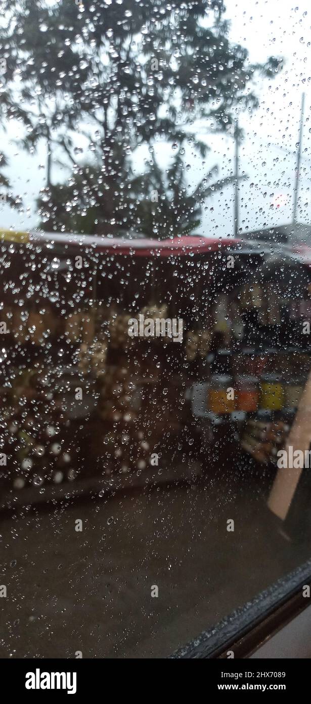 Vue magnifique sur les gouttes de pluie depuis le verre Banque D'Images