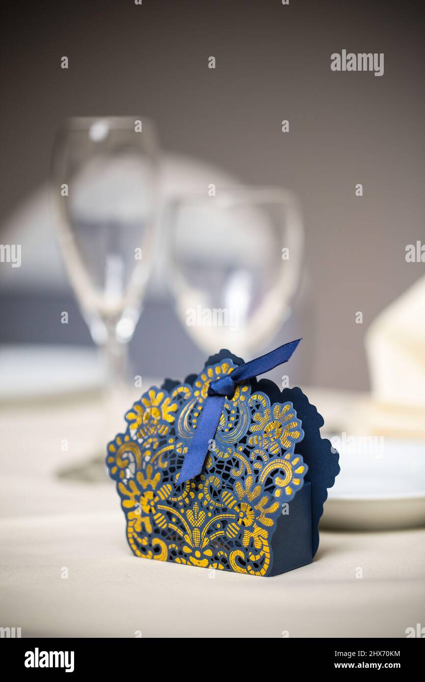 Sac de mariage bleu marine et or sur la table de mariage Photo Stock - Alamy