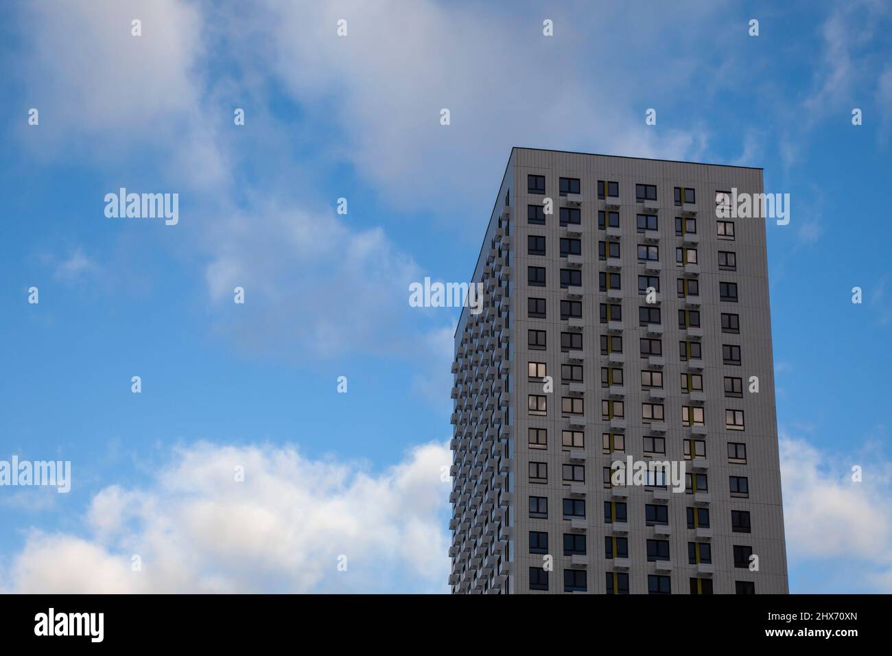 Nouveau bâtiment en hauteur contre le ciel bleu. Banque D'Images