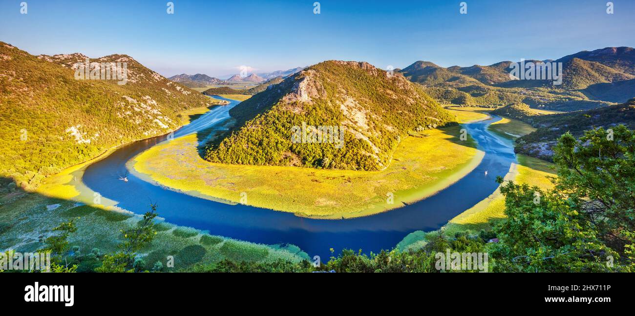 Rivière sinueuse qui traverse les montagnes. Parc naturel. Scène dramatique. Rijeka Crnojevica. Situé près du lac Skadar, Monténégro, Europe. Le monde de la beauté. Banque D'Images