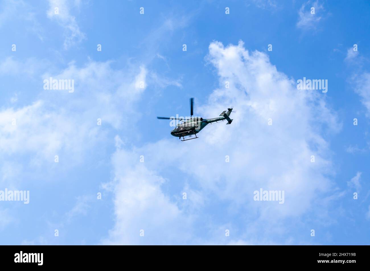 Un hélicoptère Dhruv léger avancé de l'armée indienne à vol bas. L'hélicoptère et son pilote font partie du corps d'aviation de l'Armée indienne. Banque D'Images