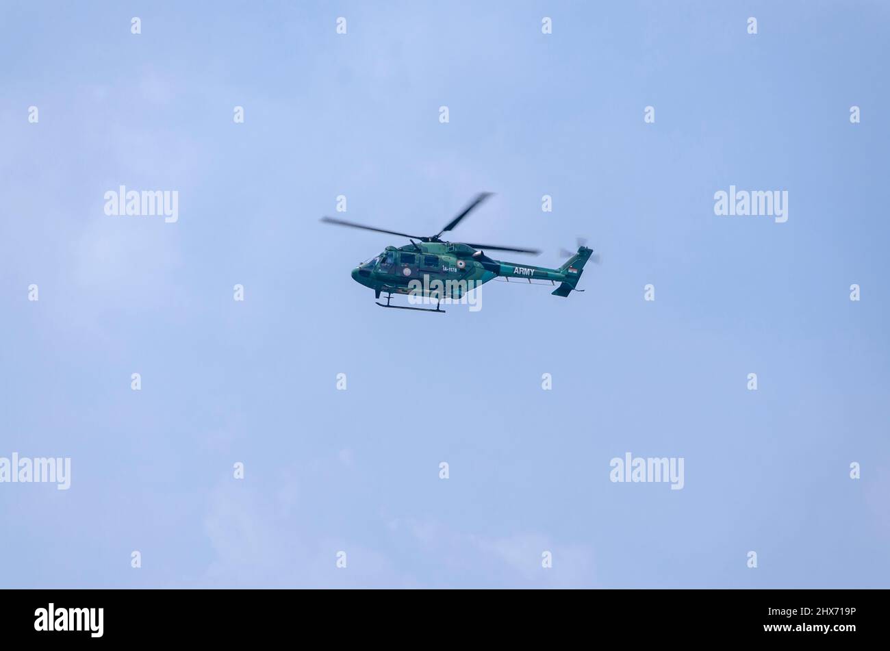 Un hélicoptère Dhruv léger avancé de l'armée indienne à vol bas. L'hélicoptère et son pilote font partie du corps d'aviation de l'Armée indienne. Banque D'Images