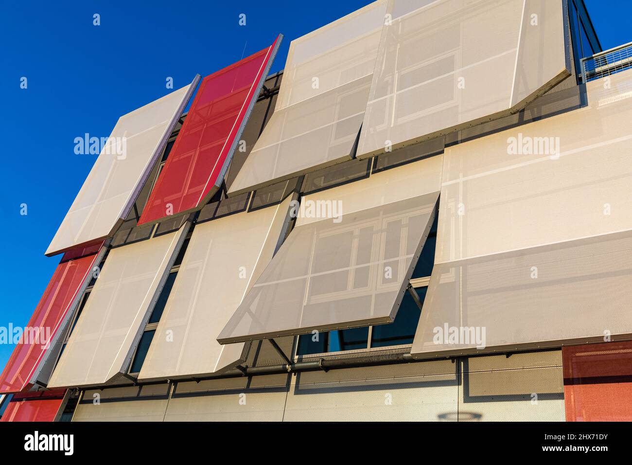 Cottbus, Allemagne. 10th mars 2022. Une partie de la façade du Gründungszentrum Cottbus est illuminée par le soleil du matin. L'Institut pour les systèmes de propulsion aérospatiaux électrifiés est ouvert ici aujourd'hui. Cet institut du Centre aérospatial allemand e.V. (DLR) concentre ses recherches sur les futurs systèmes de propulsion à faibles émissions, ouvrant la voie à de nouveaux produits dans l'aviation. Credit: Frank Hammerschmidt/dpa/Alay Live News Banque D'Images