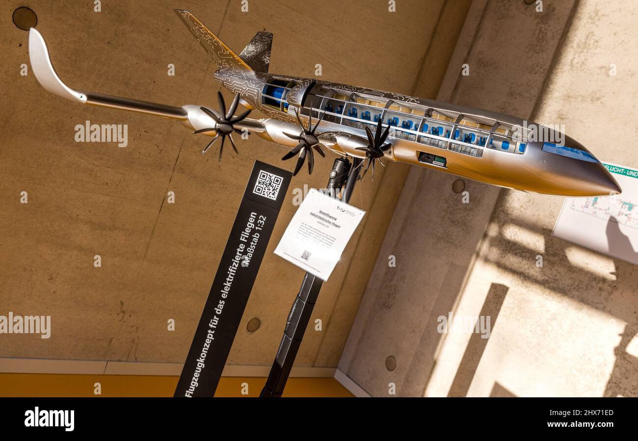 Cottbus, Allemagne. 10th mars 2022. Un modèle d'avion à l'échelle 1:32 pour vol hybride électrique est exposé au Gründungszentrum Cottbus, où l'Institut pour les systèmes de propulsion aérospatiaux électrifiés s'ouvre aujourd'hui. Cet institut du Centre aérospatial allemand e.V. (DLR) concentre ses recherches sur les futurs systèmes de propulsion à faibles émissions, ouvrant la voie à de nouveaux produits dans l'aviation. Credit: Frank Hammerschmidt/dpa/Alay Live News Banque D'Images