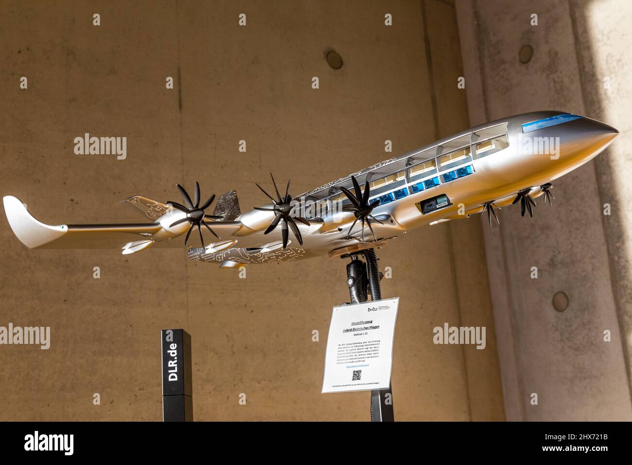 Cottbus, Allemagne. 10th mars 2022. Un avion modèle à l'échelle 1:32 pour le vol hybride-électrique est exposé au Gründungszentrum Cottbus, où l'Institut pour les systèmes aérospatiaux de propulsion électrifiés s'ouvre aujourd'hui. Cet institut du Centre aérospatial allemand (DLR) concentre ses recherches sur les futurs systèmes de propulsion à faibles émissions, ouvrant la voie à de nouveaux produits dans l'aviation. Credit: Frank Hammerschmidt/dpa/Alay Live News Banque D'Images